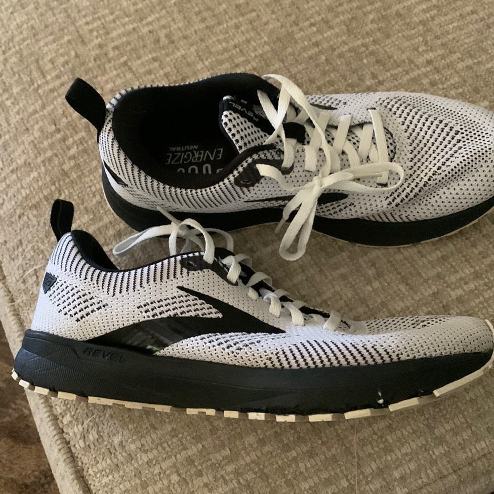 brooks womens shoes